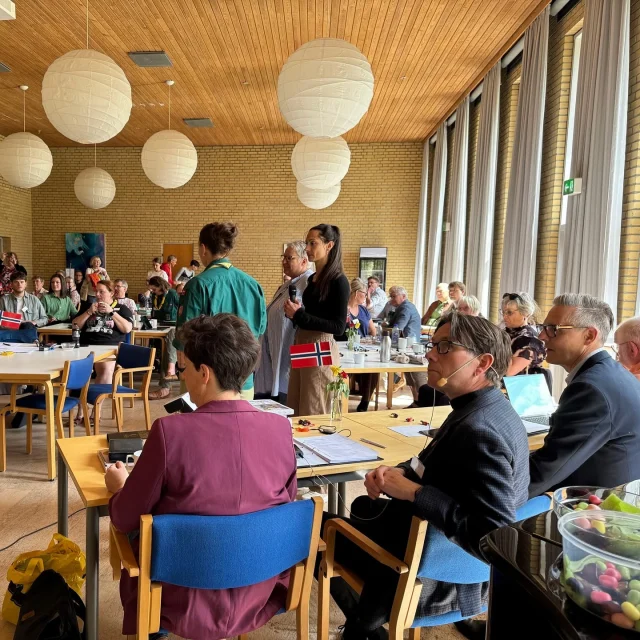 GLIMT FRA KIRKENS LANDSMØDE • I weekenden var metodister fra hele landet samlet til kirkens årlige landsmøde. Der blev snakket, bedt, drømt og grint sammen. Præsterne Anne Thompson, Amanda Urban og Duncan Thompson er fortsat udnævnt til kirken i Vejle. Det blev offentliggjort til søndagens gudstjeneste 💙 Vi ses i Vejle! 👋🏻